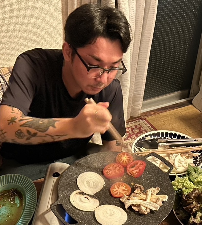 ドラムを演奏する坂下 光